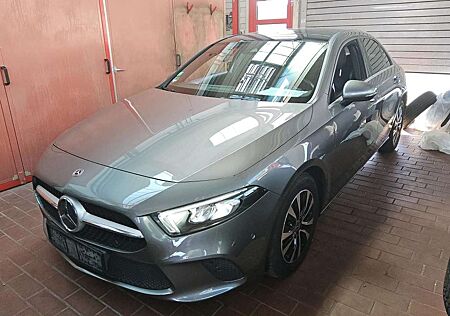 Mercedes-Benz A 180 d Lim.Style AT Navi+Pano+SHZ+LED+R-Kam+AHK+