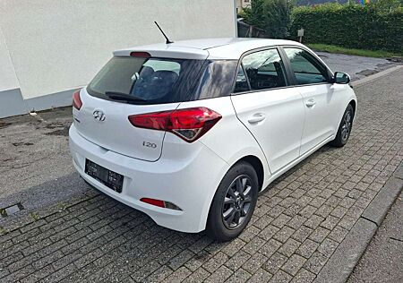 Hyundai i20 YES! 1 HAND SCHECKHEFT TÜV BIS 02 2027