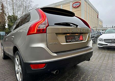 Volvo XC 60 XC60 Summum AWD*305PS *PANO*Kamera*Bi-Xenon