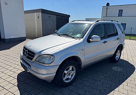 Mercedes-Benz ML 320 AUTOMATIK/LEDER/SCHIEBEDACH/AHK/