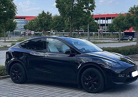 Tesla Model Y RWD 2023 Weiß Innenraum