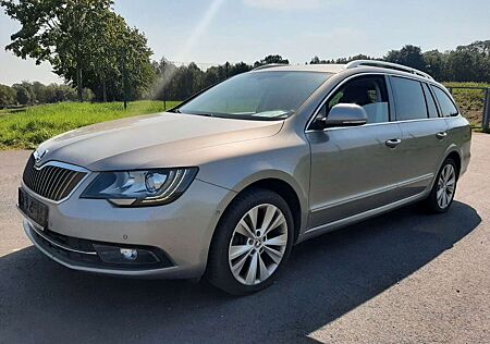 Skoda Superb Combi 3.6 DSG 4x4 Elega.,Bi-Xenon,1.Hand