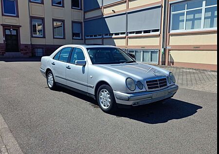 Mercedes-Benz E 200 Elegance TÜV neu, kein Rost, top gepflegt