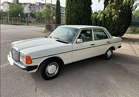 Mercedes-Benz 200 W123