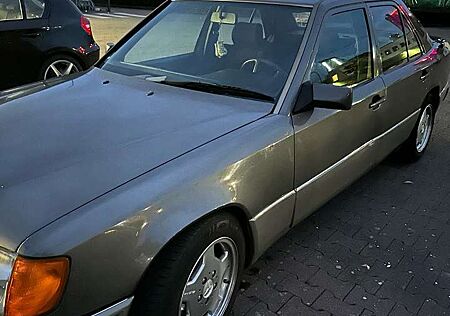 Mercedes-Benz E 200 Manuell