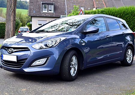 Hyundai i30 CW dunkelblau - sehr guter Zustand