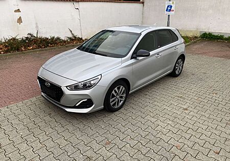 Hyundai i30 1.4 Benzin /Großes Navi/Kamera/Spurhalte