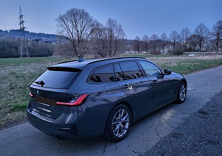 BMW 320d 320 Touring xDrive Aut. Advantage Dravitgrau met.