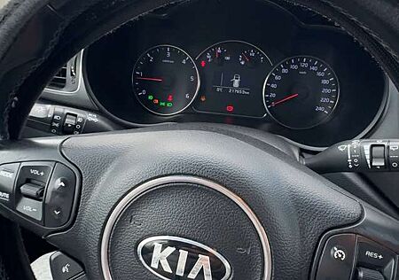 Kia Carens 1.7 CRDi 115 Dream Team Edition
