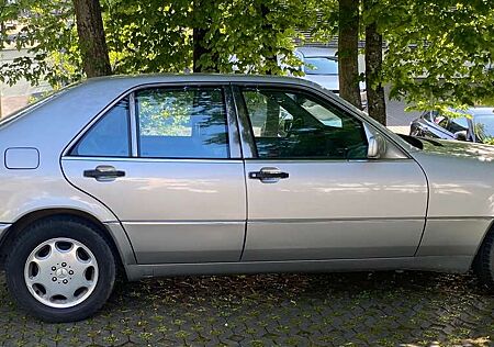 Mercedes-Benz 500 W140 8 Zylinder Oldtimer mit Langstreckenkomfort