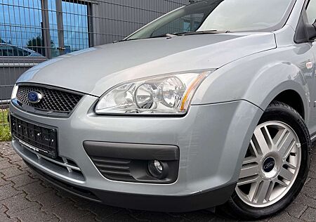 Ford Focus Lim. Ghia*1.HAND*GARANTIE*TÜV NEU*KLIMA*WE