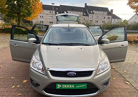 Ford Focus Ghia Klima. PDC. Sitzheizung.Anhängerkupplung