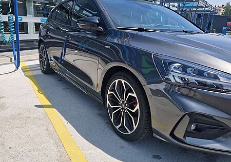 Ford Focus 1.5 EcoBoost Start-Stopp-System ST-LINE