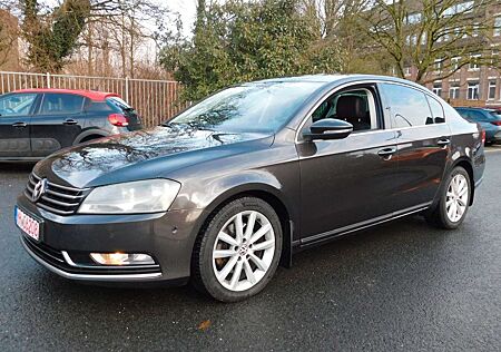VW Passat Volkswagen Lim. Highline BlueMotion/Automatik/Leder