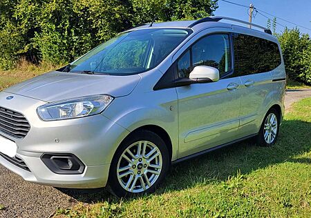 Ford Tourneo Courier 1.0 EcoBoost Titanium