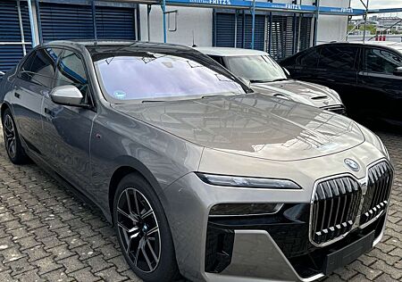 BMW 740 d xDrive MSport Cinema+Skydach Iconic AHK