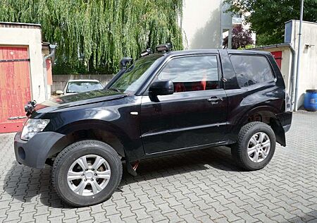 Mitsubishi Pajero 3.2 DI-D Rallyeumbau mit Überrollkäfig