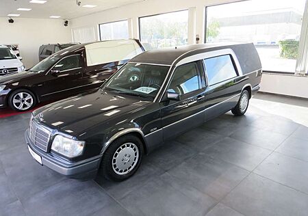 Mercedes-Benz 280 Bestattungswagen / Leichenwagen