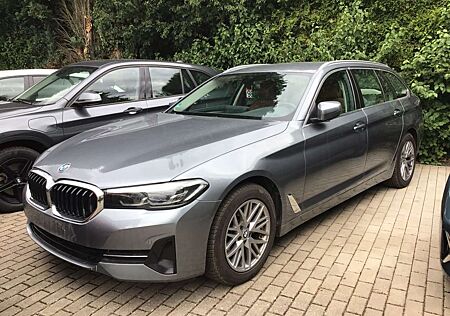 BMW 520 xDrive*Navi*AHK*Leder*R.Cam*SHZ*CarPlay*LED