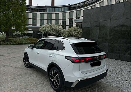 VW Tiguan Volkswagen 1.5 eTSI Elegance Pano, AHK, Leder