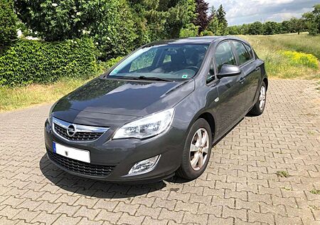 Opel Astra TÜV neu bis 5/27 wenig Kilometer 8-fach bereift