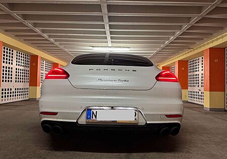 Porsche Panamera Turbo. Sommerfahrzeug. Approved bis Juni 2027