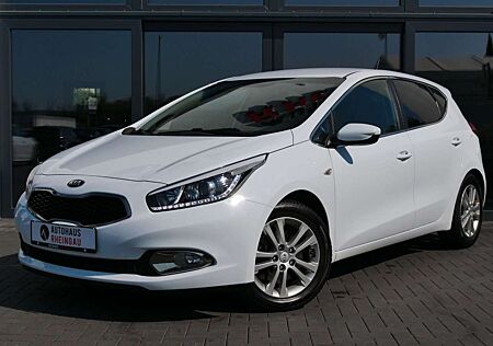 Kia Cee'd Ceed / 1.6 GDI Dream Team Edition