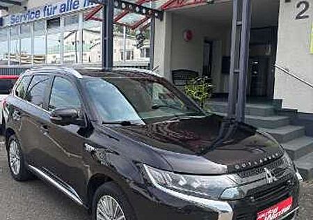 Mitsubishi Outlander PHEV PLUS Spirit 2.4 4WD Top Zustand!
