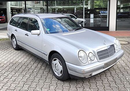 Mercedes-Benz E 200 T Classic 1. Hand super Zustand! wenig Rost!!