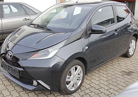 Toyota Aygo x-play touch Kamera Tempomat Multi Alu Scheckheft