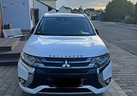 Mitsubishi Outlander 2.0 4WD Plug-In Hybrid Top