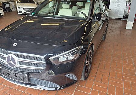 Mercedes-Benz B 180 d 7G-DCT RFK TWA KAMERA SOUND AMBIENTE BEIGE LEDER