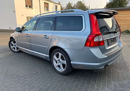 Volvo V70 Kombi Summum AWD- LEDER+NAVI+LPG