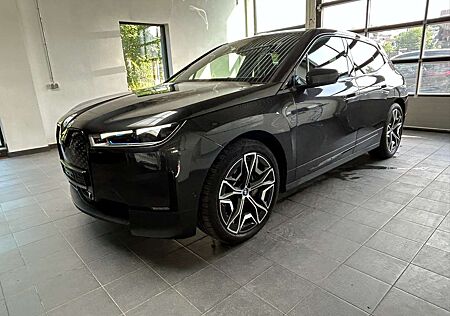 BMW iX 40 xDrive Leder_Pano_AHK_Laser_DrivAssProf_HarmKar