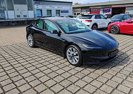 Tesla Model 3 Long Range AWD / white leather / 19"