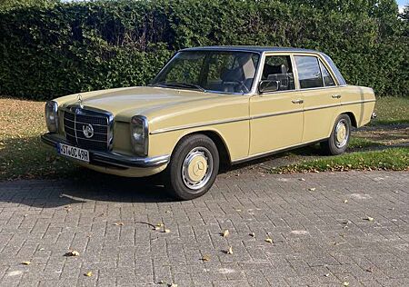 Mercedes-Benz 200 Oldtimer 200D /8 W115