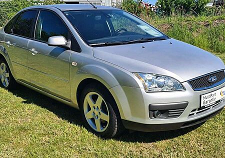 Ford Focus Lim. Ghia *DAB+*Navi*Bluetooth*PDC*R&LSens