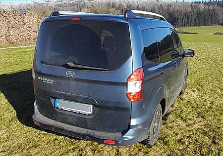 Ford Tourneo Courier 1.0 EcoBoost Titanium