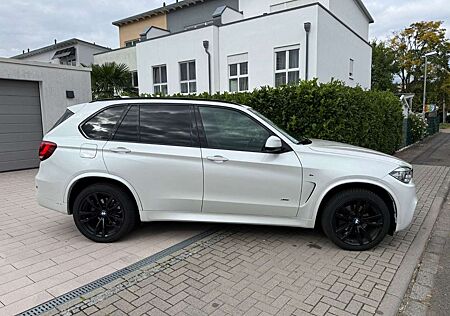 BMW X5 xDrive 30d M-Paket PANO/AHK/LEDER/KAMERA