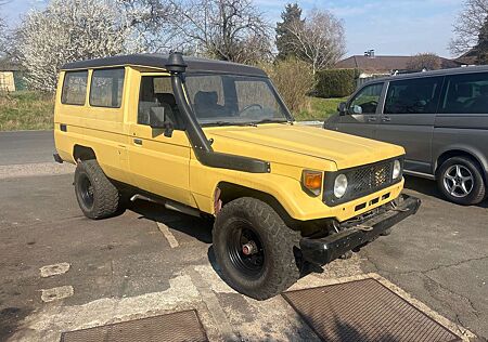 Toyota Land Cruiser J7 BJ75