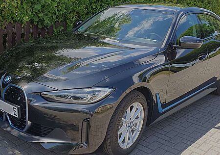 BMW i4 eDrive35 Leder Glasdach RFK PDC SHZ DAB