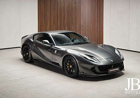 Ferrari 812 Superfast Lift LED Carbon