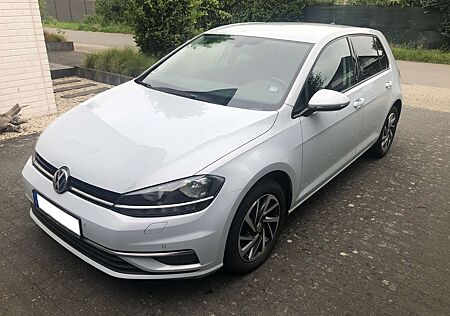 VW Golf Volkswagen 1.6 TDI Sound