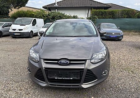 Ford Focus Titanium PDC Sitzheizung Klimaautomatik S-Heft