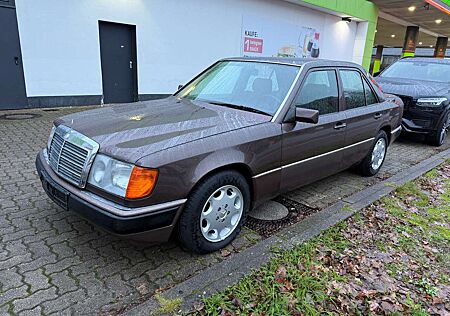 Mercedes-Benz E 220 Limousine+ 5 Gang Schaltgetriebe+H Kennzeichen