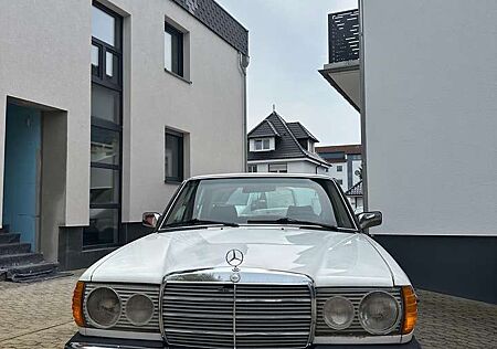 Mercedes-Benz 200 D