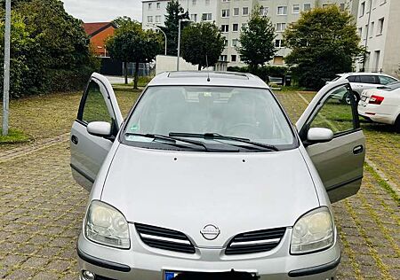 Nissan Almera Tino