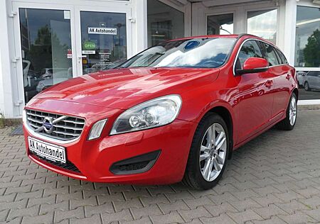 Volvo V60 Kombi Momentum AWD Scheckh gepf. Xenon Navi