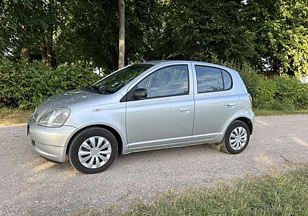 Toyota Yaris 1.3i als 4 Türer mit Automatik
