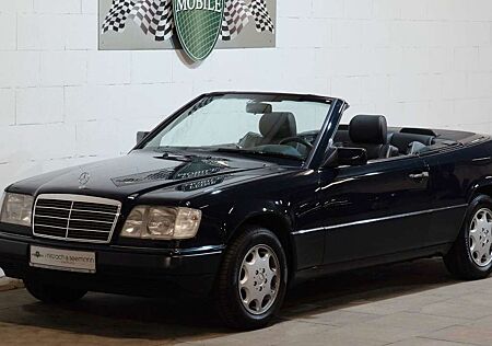 Mercedes-Benz 220 E Cabrio im edlen Dunkelblau, wenig Km